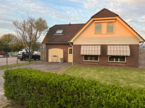 Ruime vakantiewoning grote tuin 15 min van strand